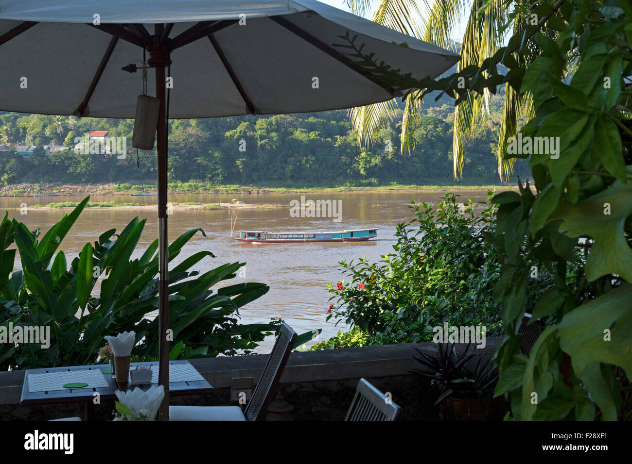 Ristorante a fianco del fiume Mekong, Luang Prabang, Laos Foto Stock