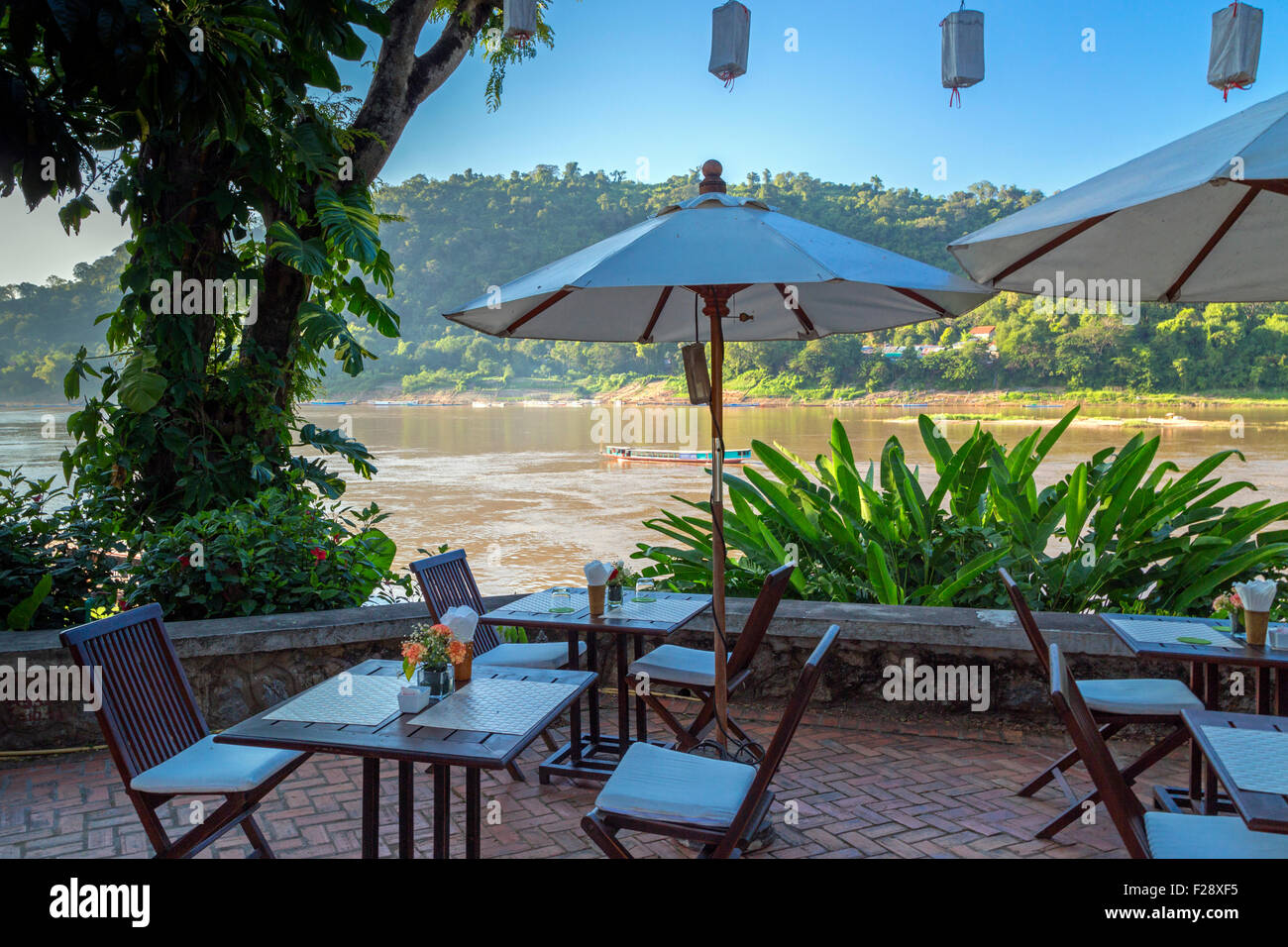 Ristorante a fianco del fiume Mekong, Luang Prabang, Laos Foto Stock