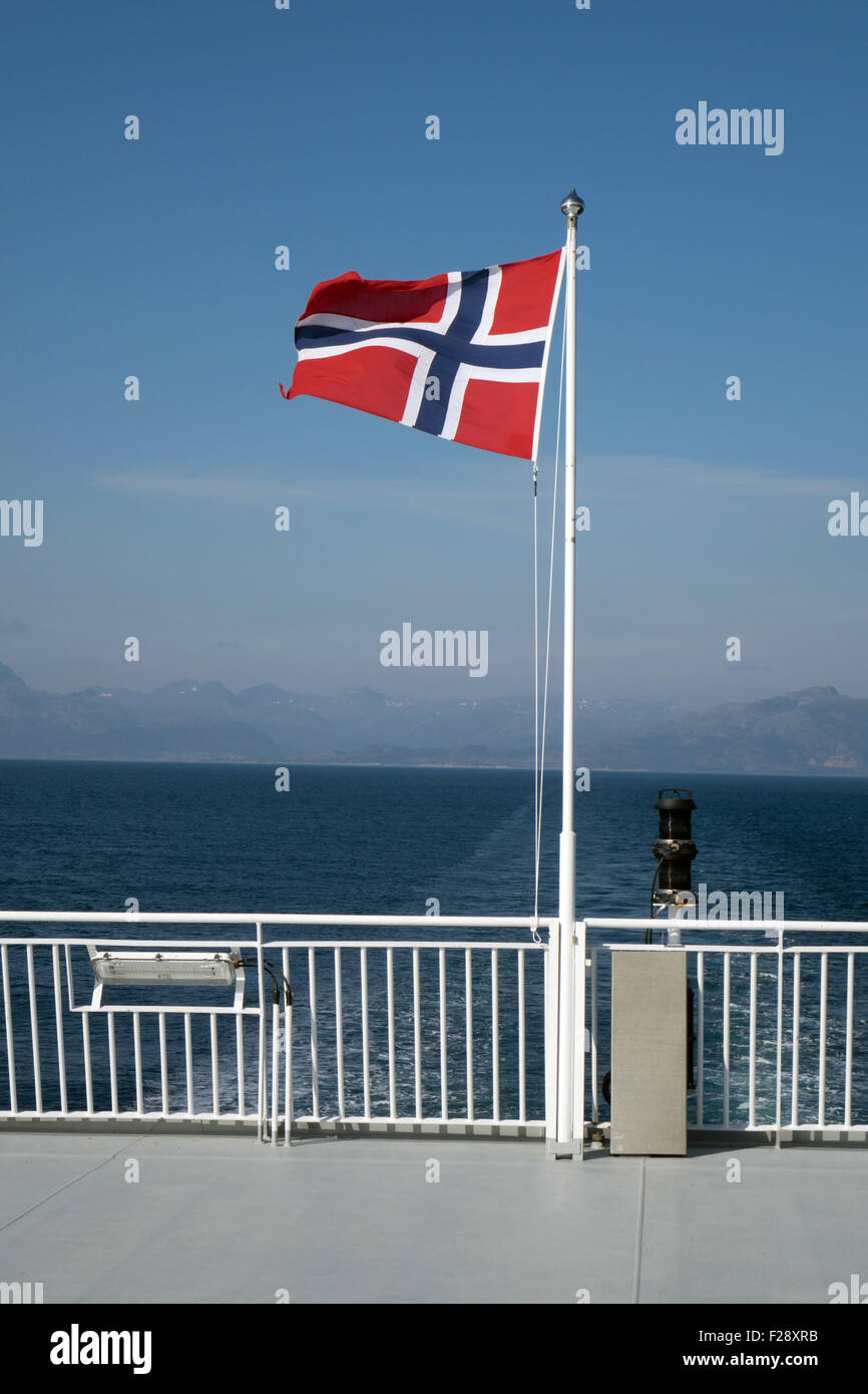 Bandiera norvegese svolazzanti contro un cielo blu Foto Stock