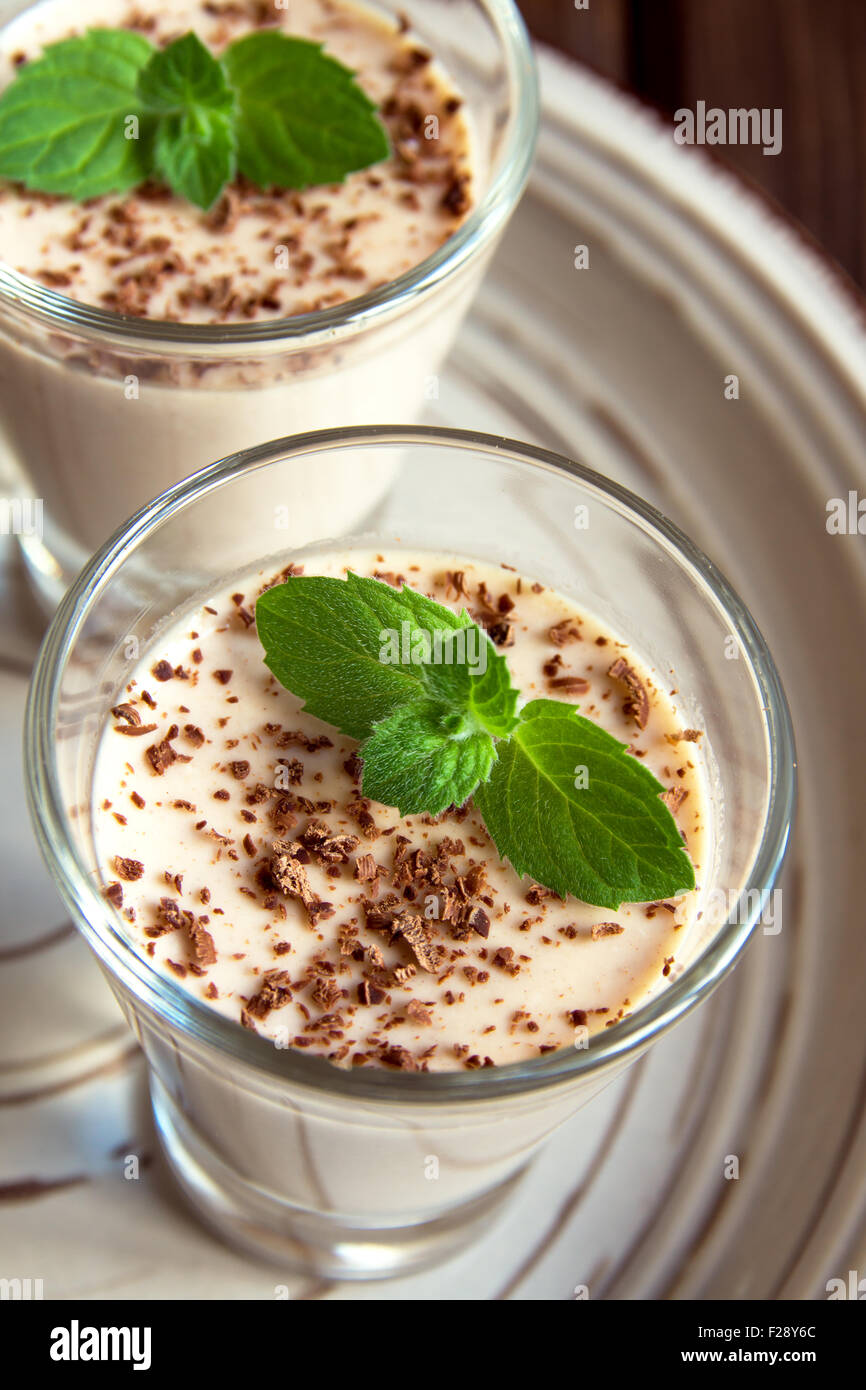 Il cioccolato Panna cotta dessert con la menta nella porzione bicchieri Foto Stock