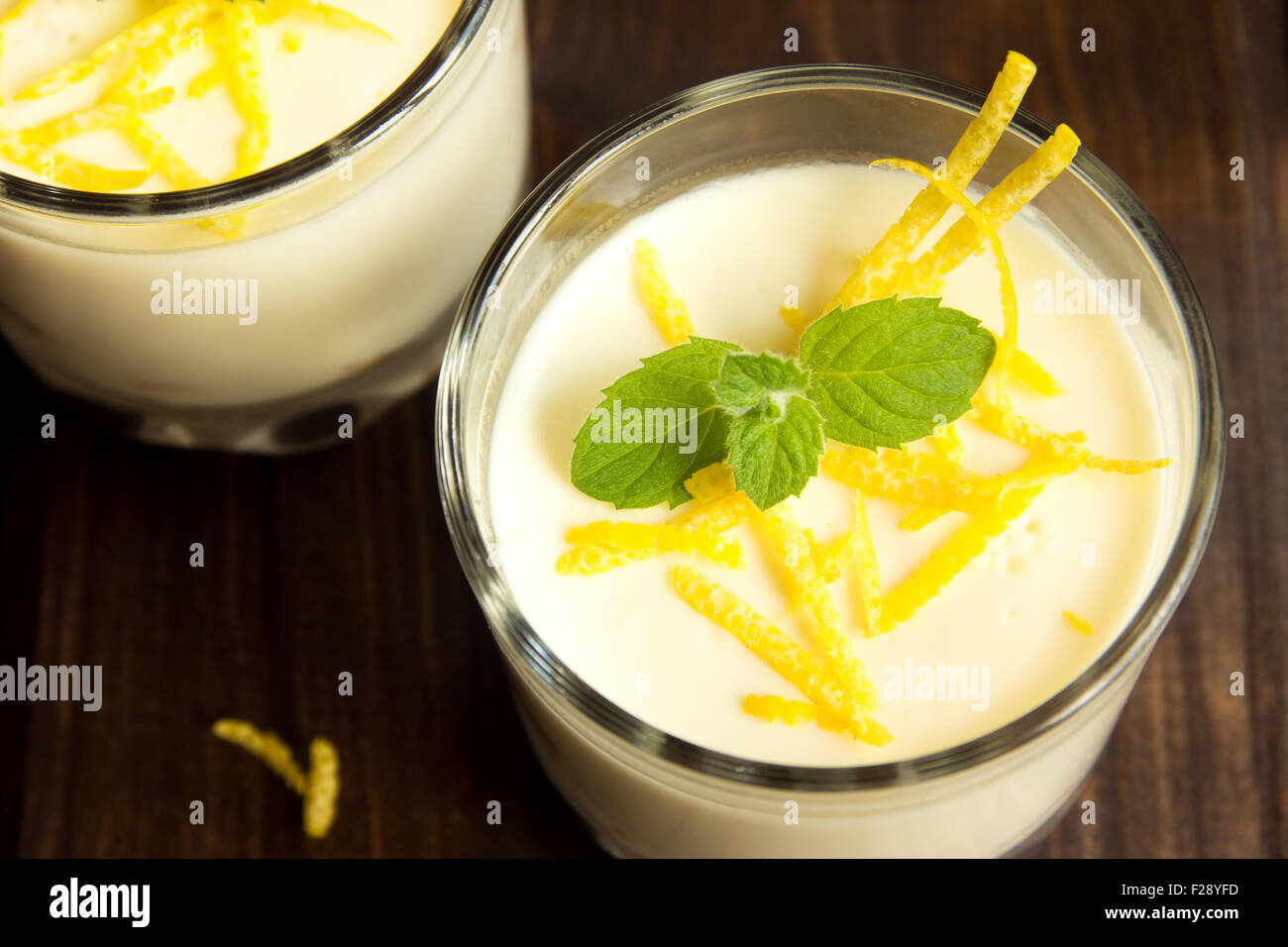 La vaniglia Panna Cotta Dessert con limone e menta fresca nella porzione bicchieri close up Foto Stock