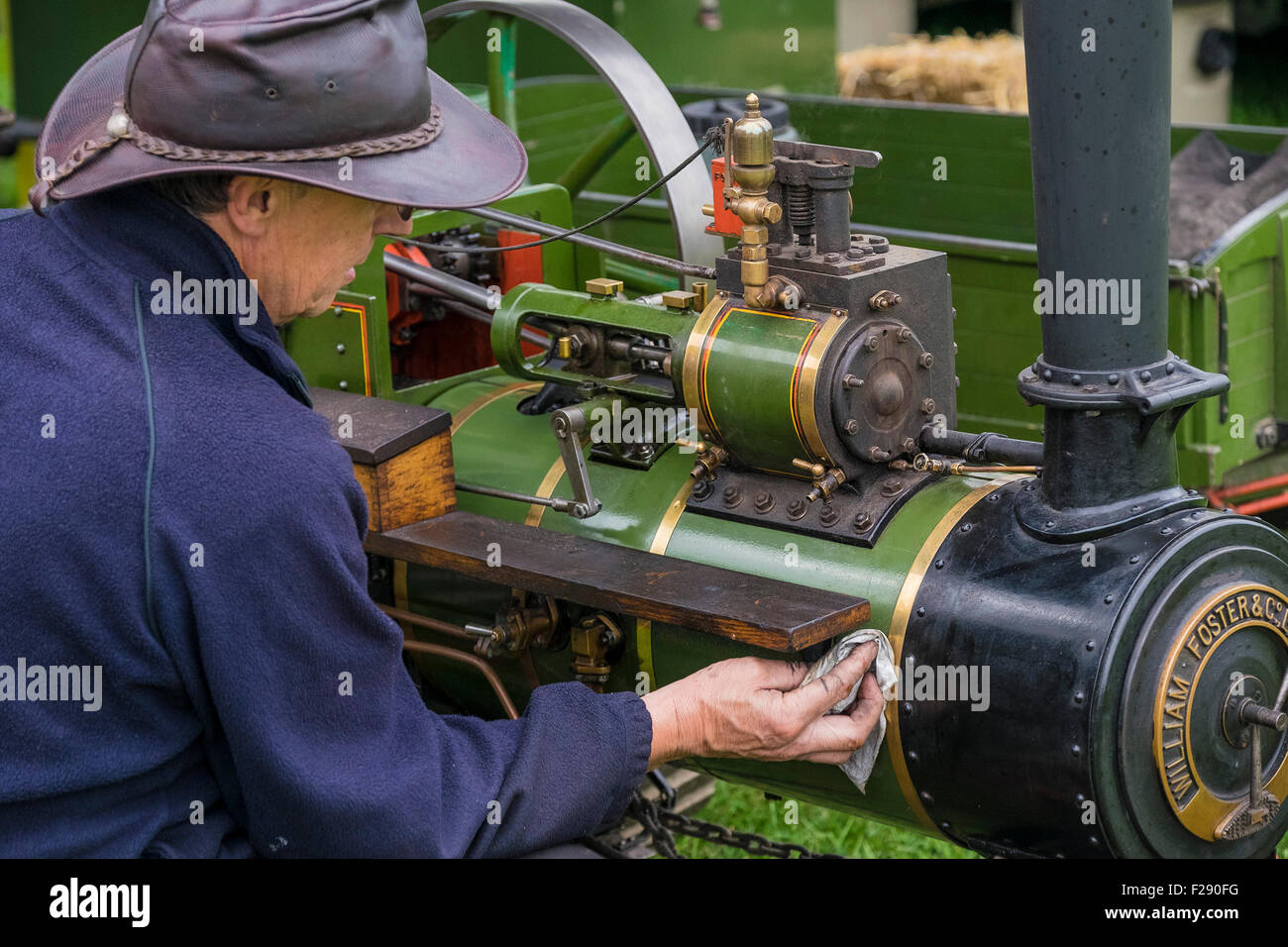 Un uomo di eseguire interventi di manutenzione sul suo modello motore a vapore presso l'Essex Paese mostrano, Barleylands, Essex. Foto Stock