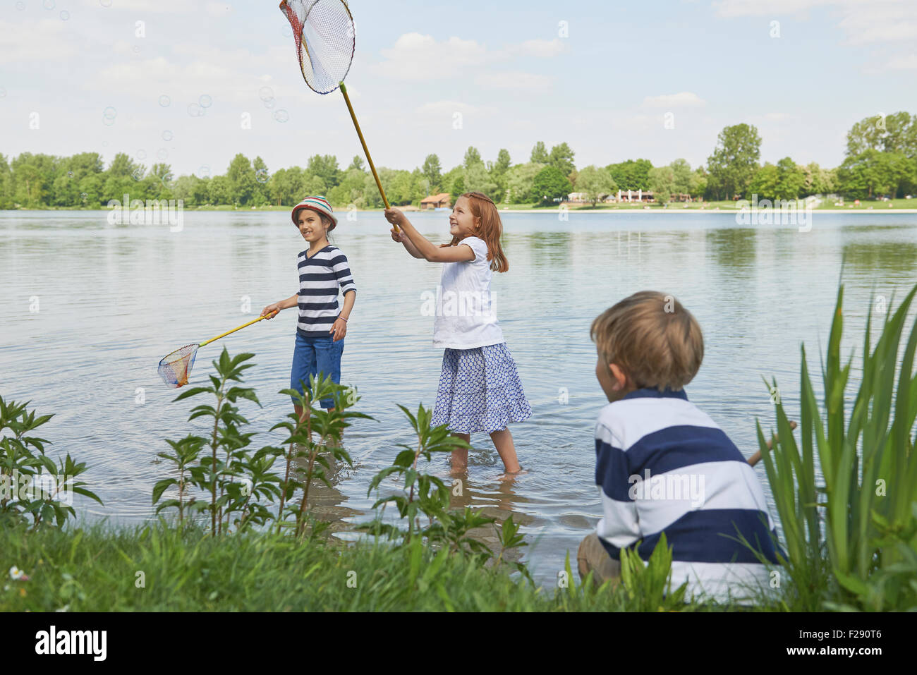 Tre amici pesca nel lago, Baviera, Germania Foto Stock