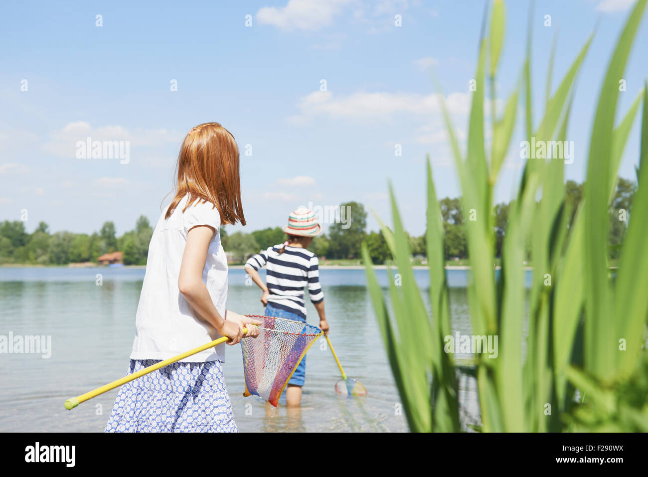 Due amici di pesca in lago, Baviera, Germania Foto Stock