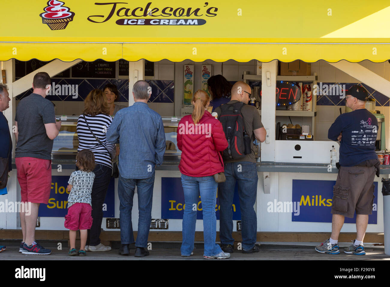 Persone in fila per acquistare il gelato al Fisherman's Wharf-Victoria, British Columbia, Canada. Foto Stock