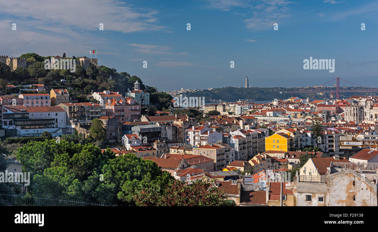 Vista della città a 25 Aprile bridge, castello e Cristo Rei statua Lisbona Portogallo Foto Stock