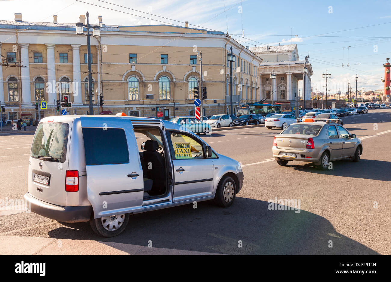 Vacante taxi sull isola Vasilevsky nel centro storico della città Foto Stock