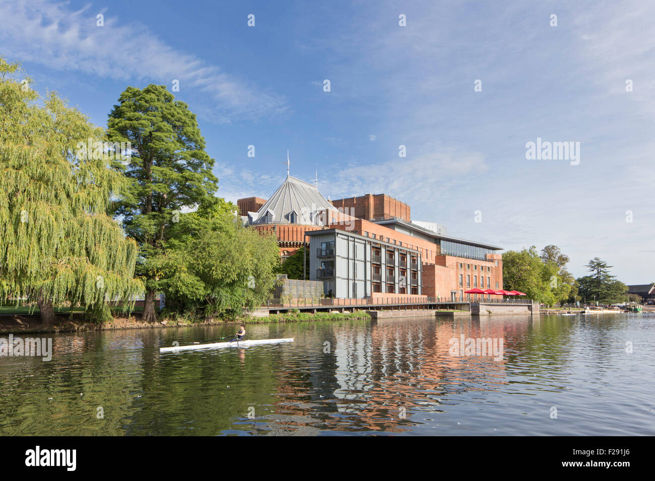 Il Royal Shakespeare Theatre, sulle rive del fiume Avon, Stratford upon Avon, Warwickshire, Inghilterra, Regno Unito Foto Stock