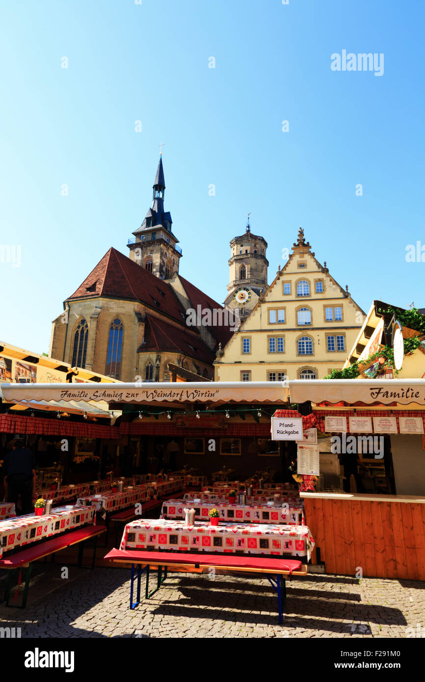La festa del vino di bancarelle con Stiftskirche torre dell orologio dietro. Stuttgart, Germania Foto Stock