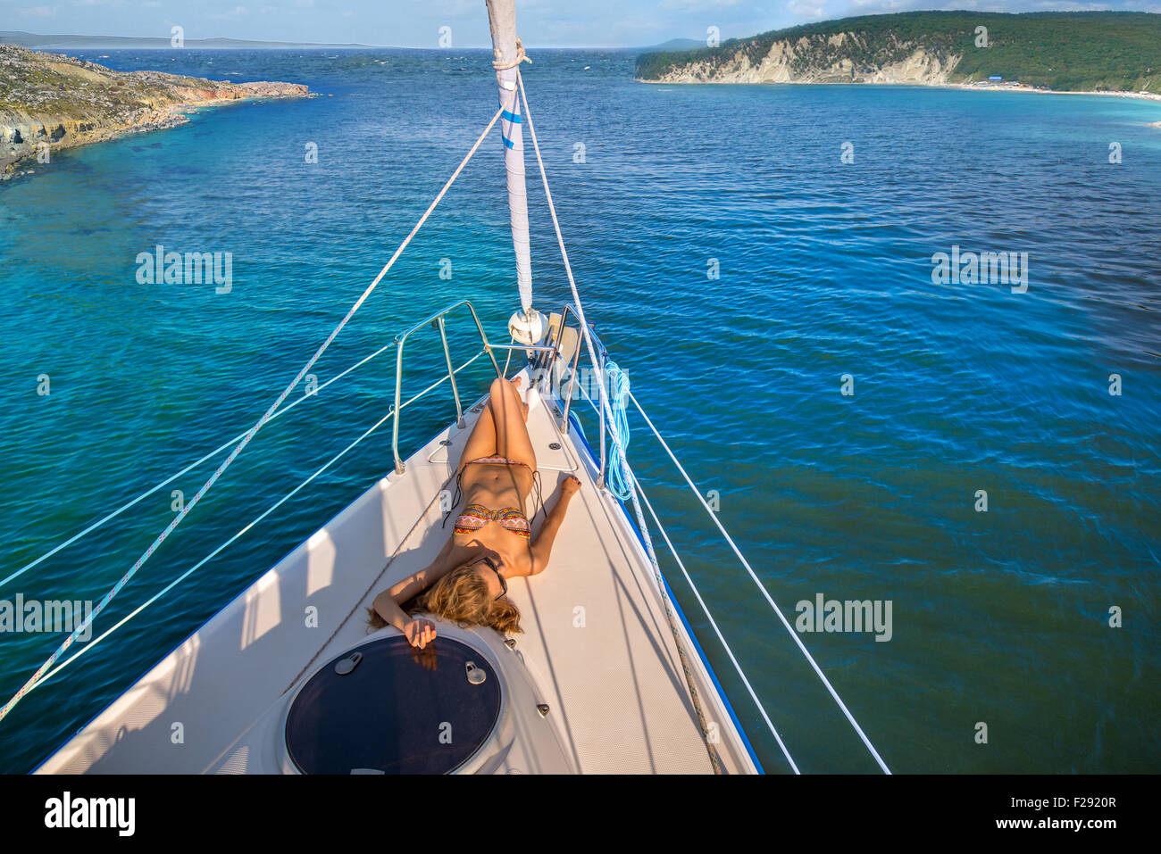 Bella ragazza a prendere il sole sulla barca Foto stock - Alamy