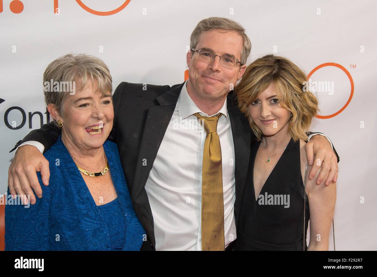 Autore Andy Weir, Weir della madre Janet Tuer e Weir la ragazza di Keri Kukral frequentare la premiere mondiale per il marziano al Toronto International Film Festival al Roy Thomson Hall Settembre 11, 2015 a Toronto in Canada. Foto Stock