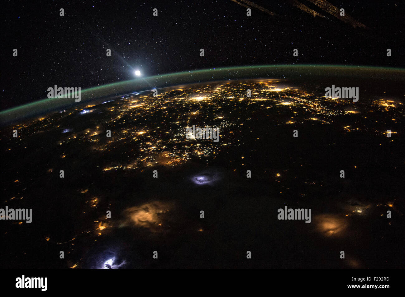 Vista dalla stazione spaziale internazionale di notte e temporali sulla parte occidentale degli Stati Uniti il 10 agosto 2015. Foto Stock