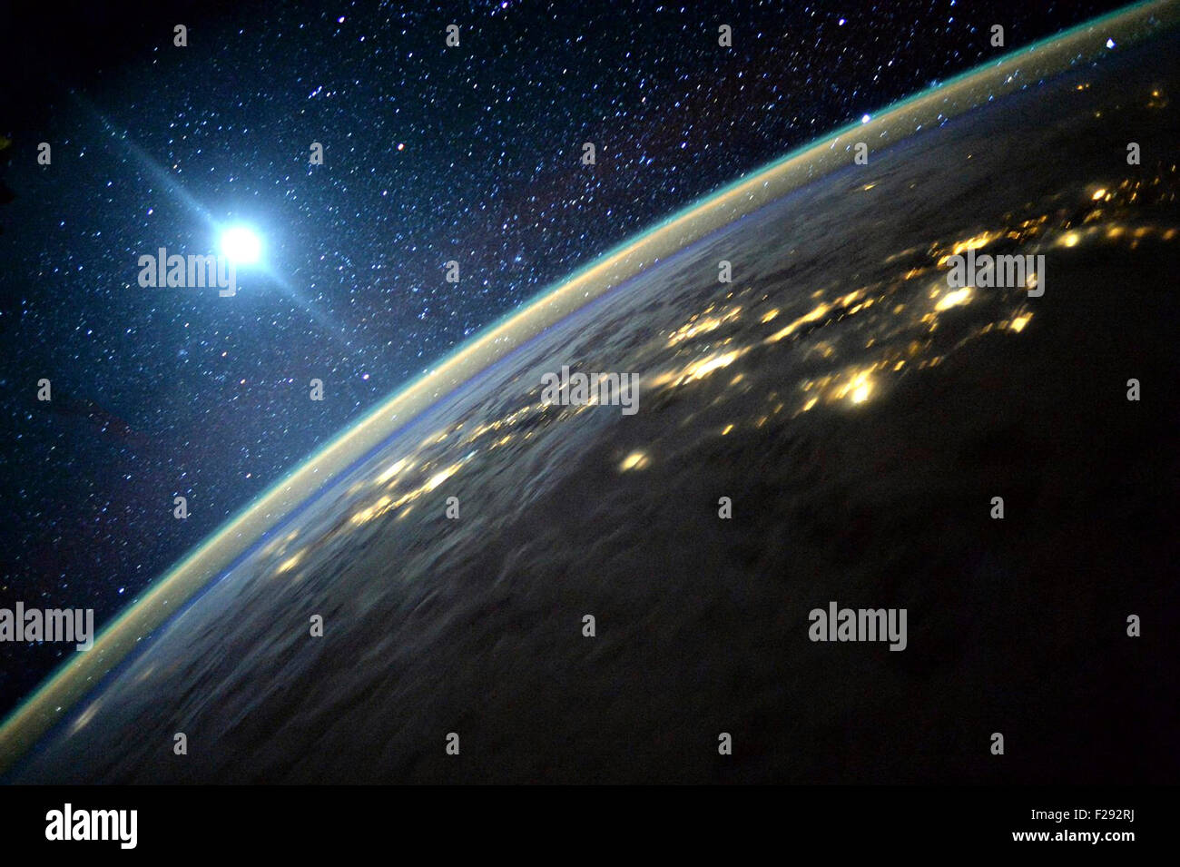 Vista dalla stazione spaziale internazionale di notte e temporali sulla parte occidentale degli Stati Uniti il 10 agosto 2015. Foto Stock