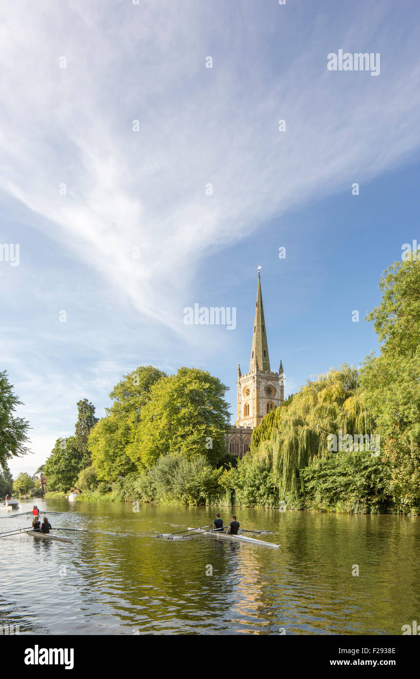 La mattina presto i canottieri lungo il fiume Avon con la Chiesa della Santissima Trinità, Stratford-upon-Avon, Warwickshire, Inghilterra, Regno Unito Foto Stock