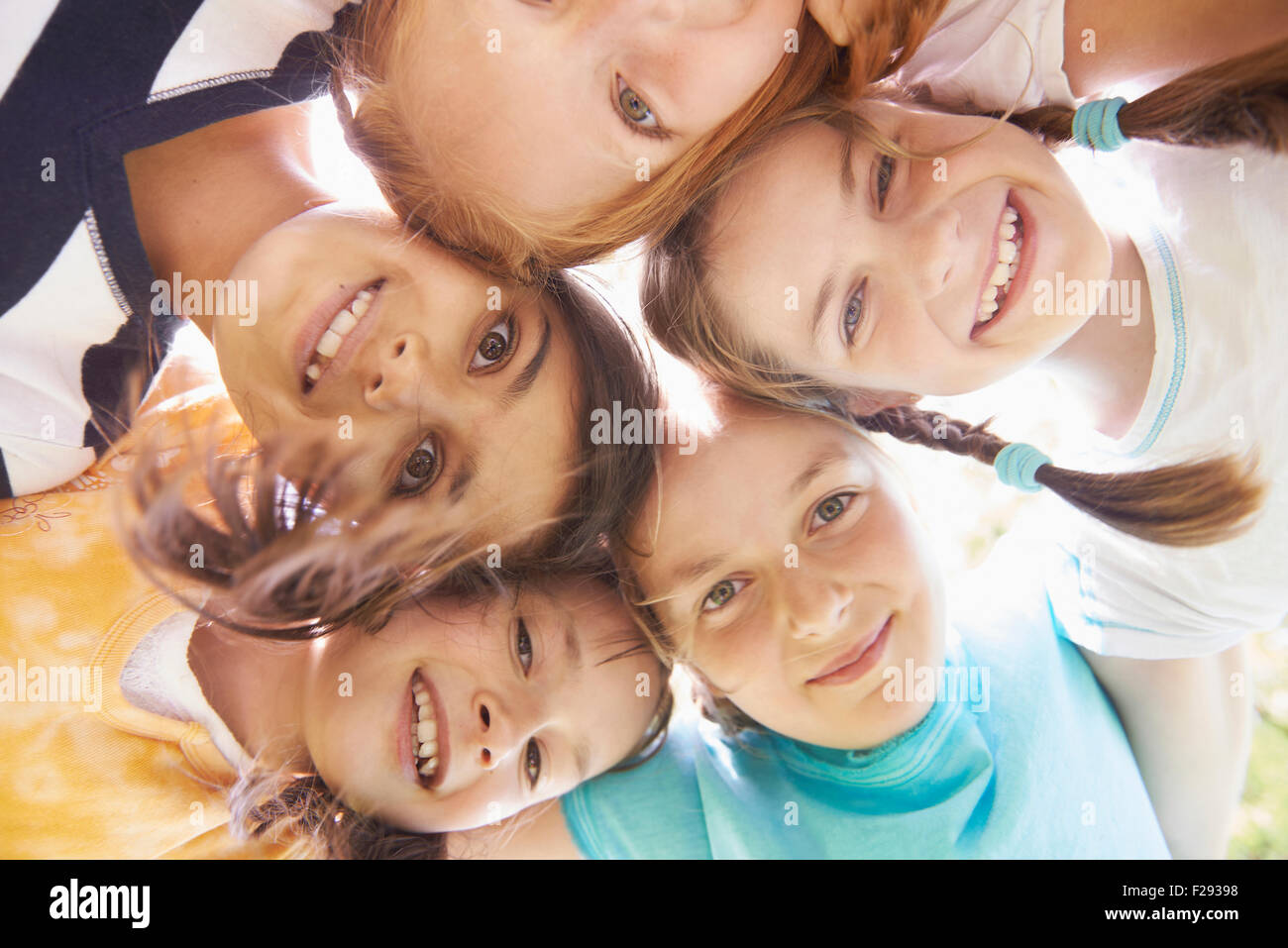 Direttamente sotto il colpo di cinque ragazze giocando in huddle, Baviera, Germania Foto Stock