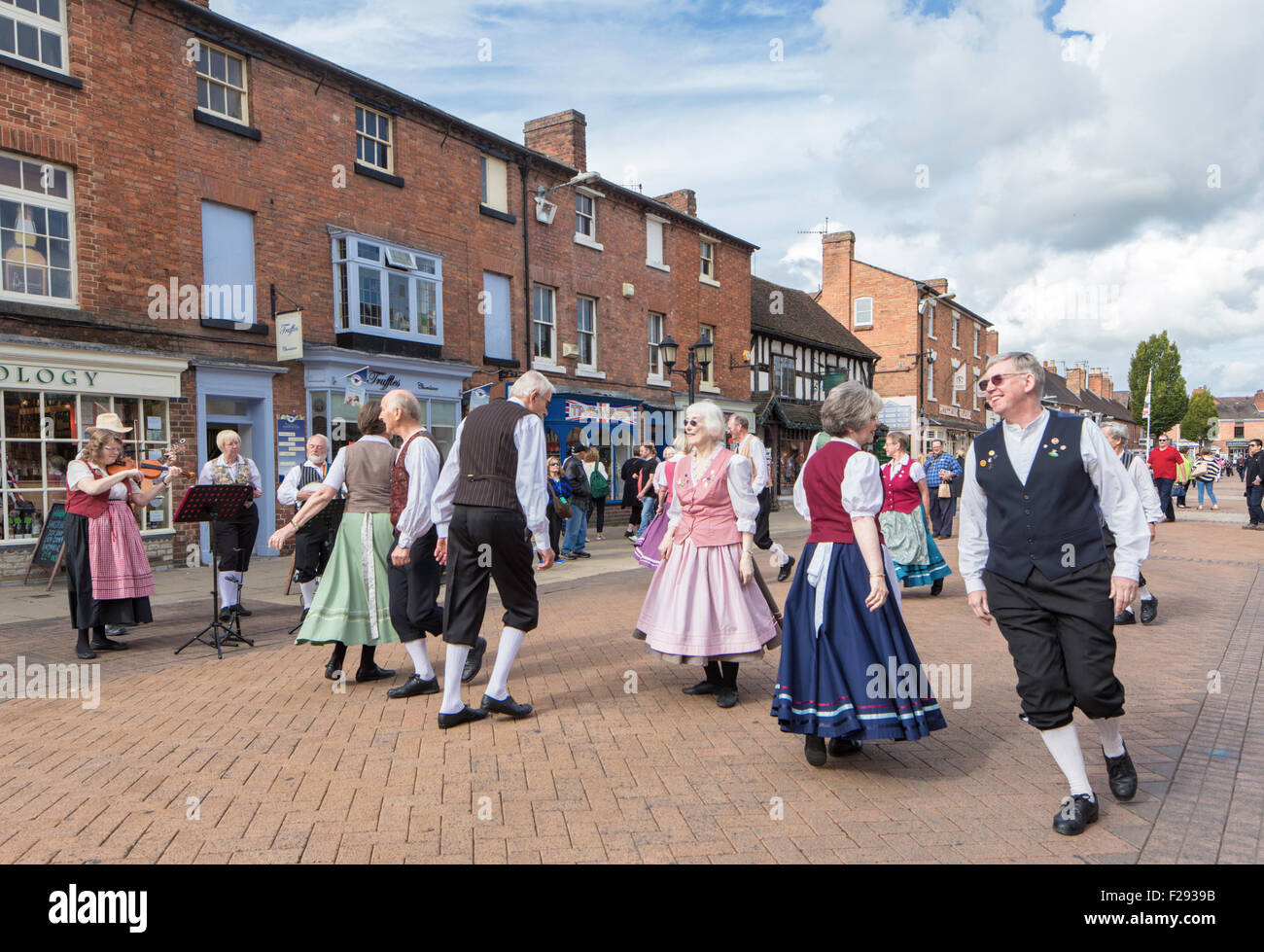Anziani ballerini e musicisti in Stratford upon Avon, Warwickshire, Inghilterra, Regno Unito Foto Stock