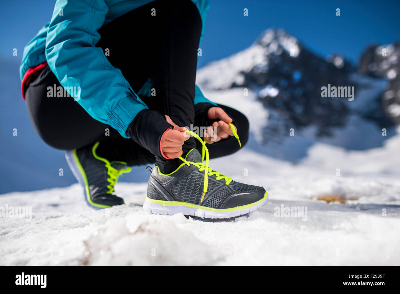 Giovani runner la sua legatura lacci delle scarpe Foto Stock