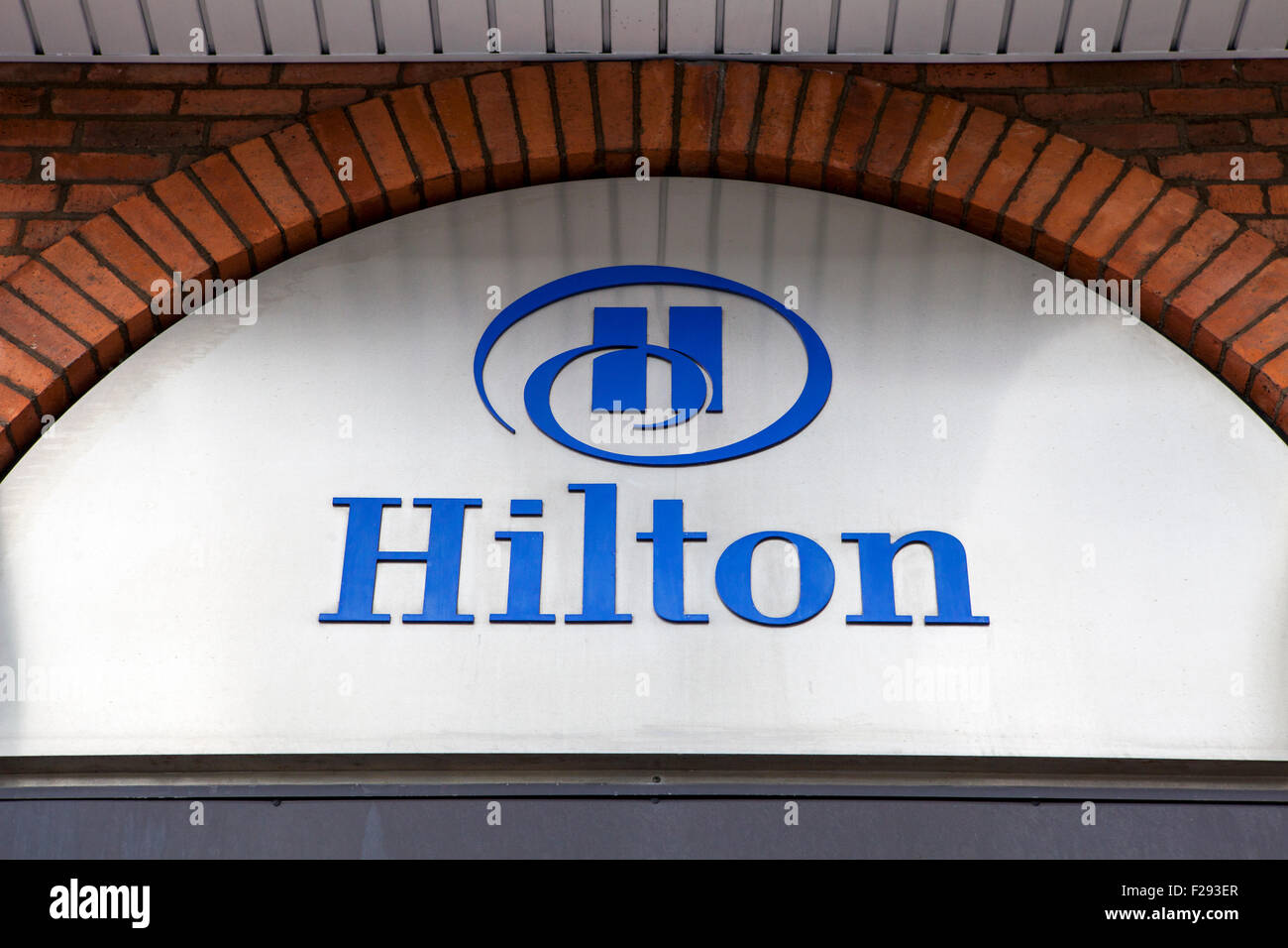 YORK, Regno Unito - 26 AGOSTO 2015: Il segno per l'Hilton Hotel di York, il 26 agosto 2015. Foto Stock