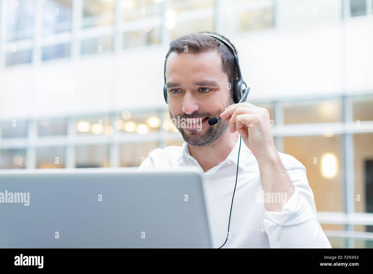 Imprenditore utilizzando una cuffia Foto Stock