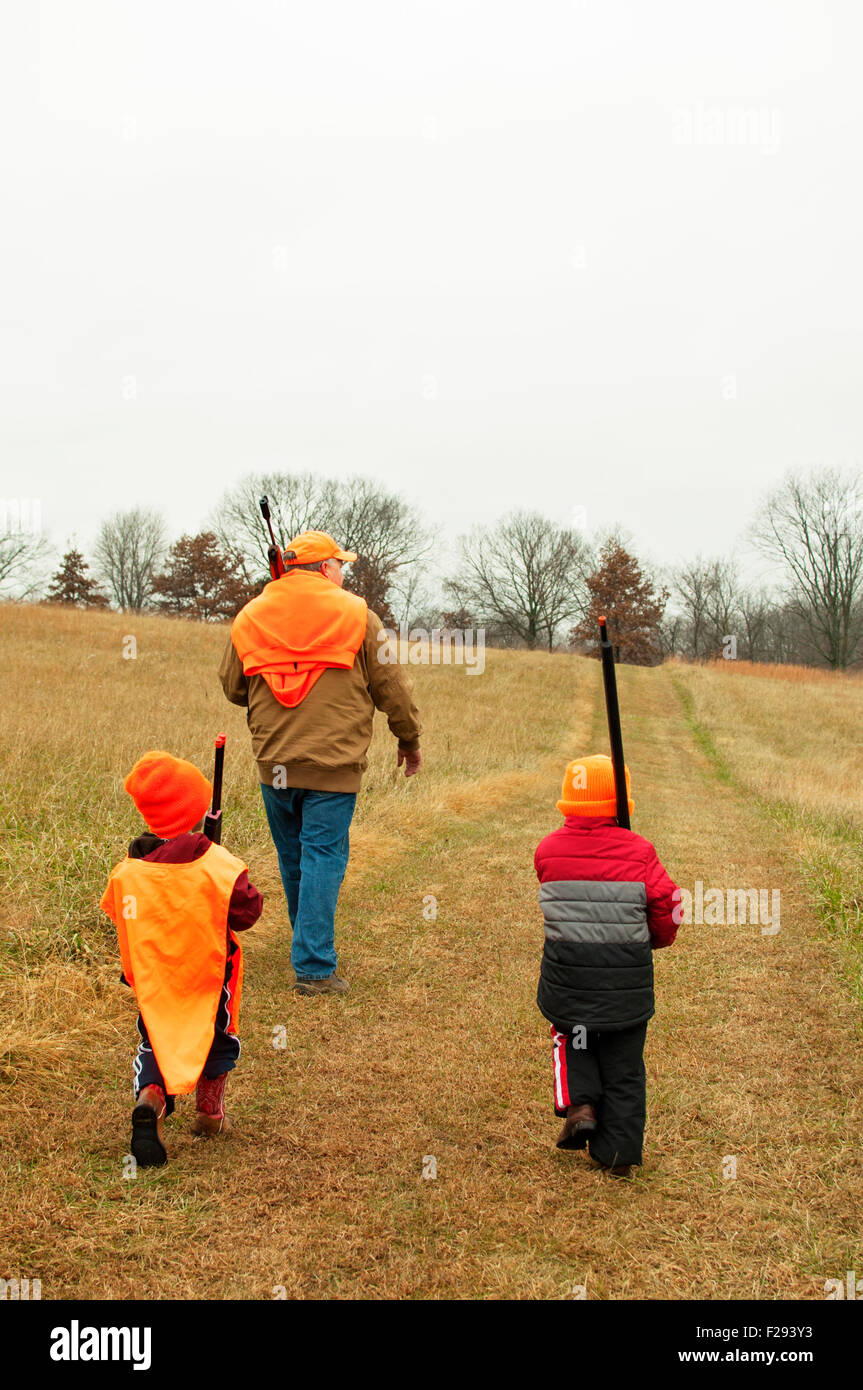 Ragazzi che trasportano armi giocattolo in pratica caccia al cervo Foto Stock