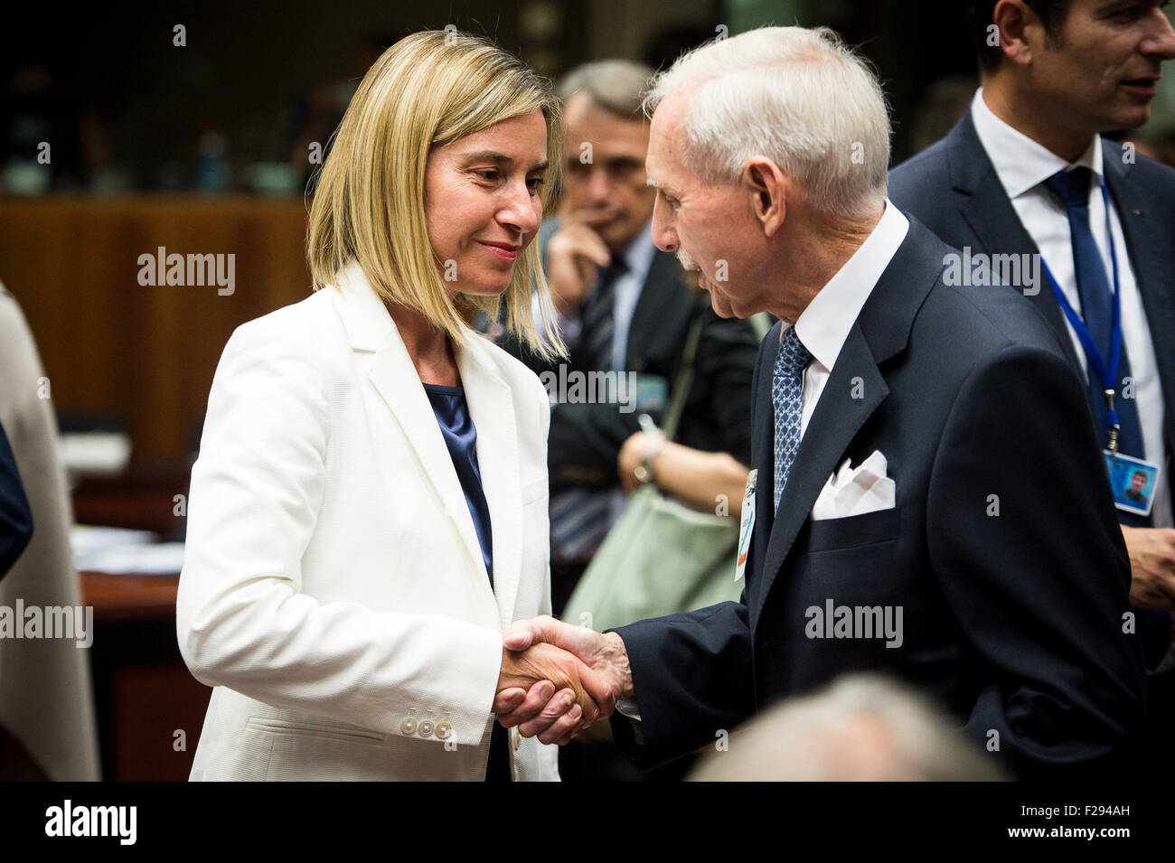 Federica Mogherini, Alto rappresentante Ue per la politica estera (L) e William Lacy Swing il direttore generale dell'Organizzazione Internazionale per le migrazioni prima del Consiglio straordinario Giustizia ed Affari interni sulla crisi in materia di immigrazione a livello europeo la sede del Consiglio a Bruxelles, in Belgio il 14.09.2015 da Wiktor Dabkowski Foto Stock