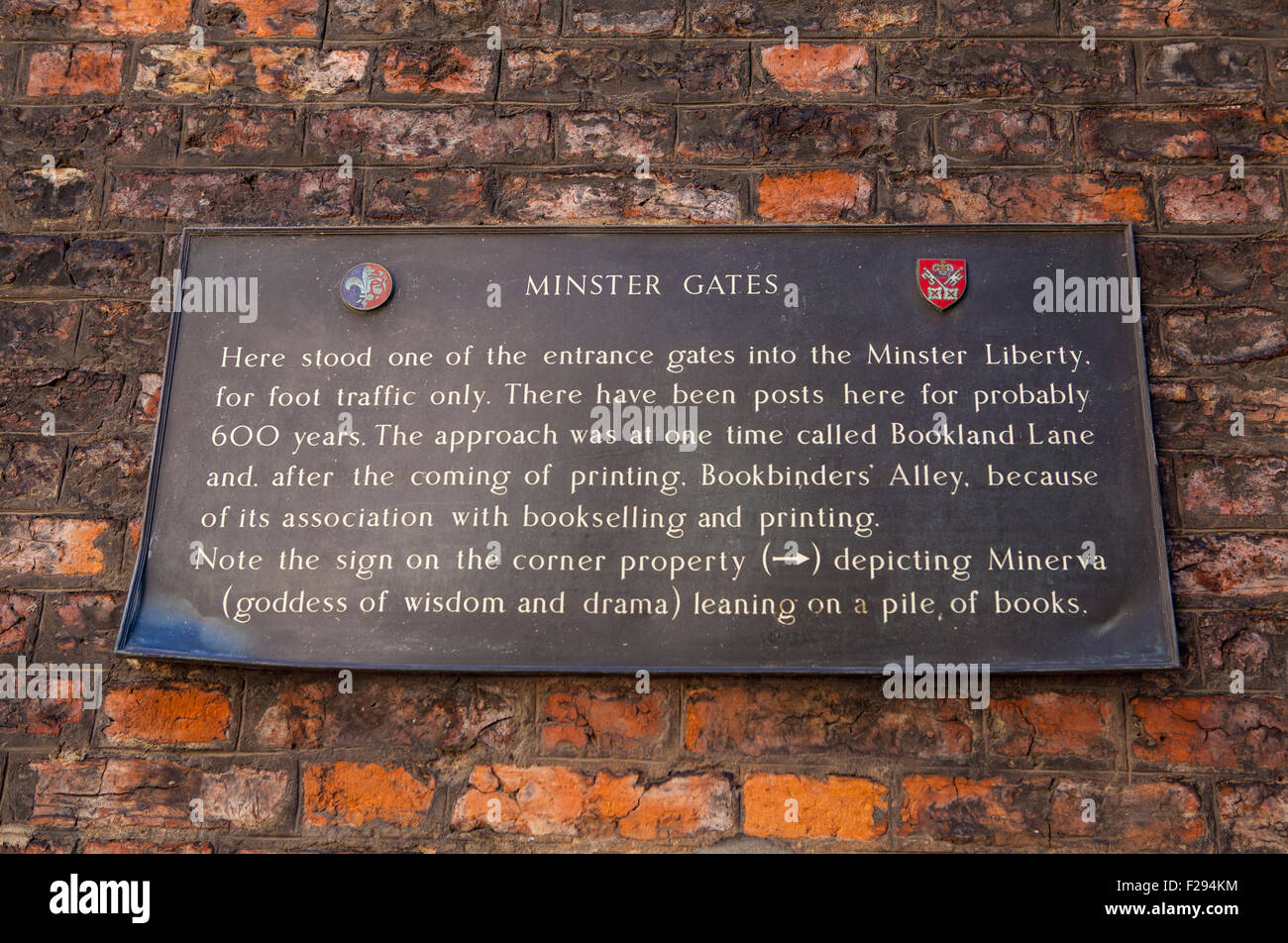 Una lapide segna il luogo in cui i cancelli di ingresso al Minster Liberty una volta sorgeva in York, Inghilterra. Foto Stock