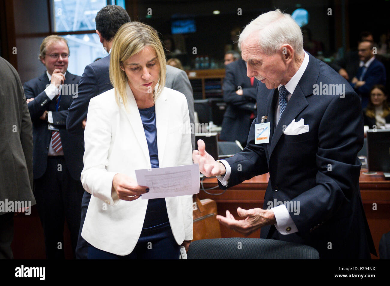 Federica Mogherini, Alto rappresentante Ue per la politica estera (L) parla con William Lacy Swing il direttore generale dell'Organizzazione Internazionale per le migrazioni prima del Consiglio straordinario Giustizia ed Affari interni sulla crisi in materia di immigrazione a livello europeo la sede del Consiglio a Bruxelles, in Belgio il 14.09.2015 da Wiktor Dabkowski Foto Stock