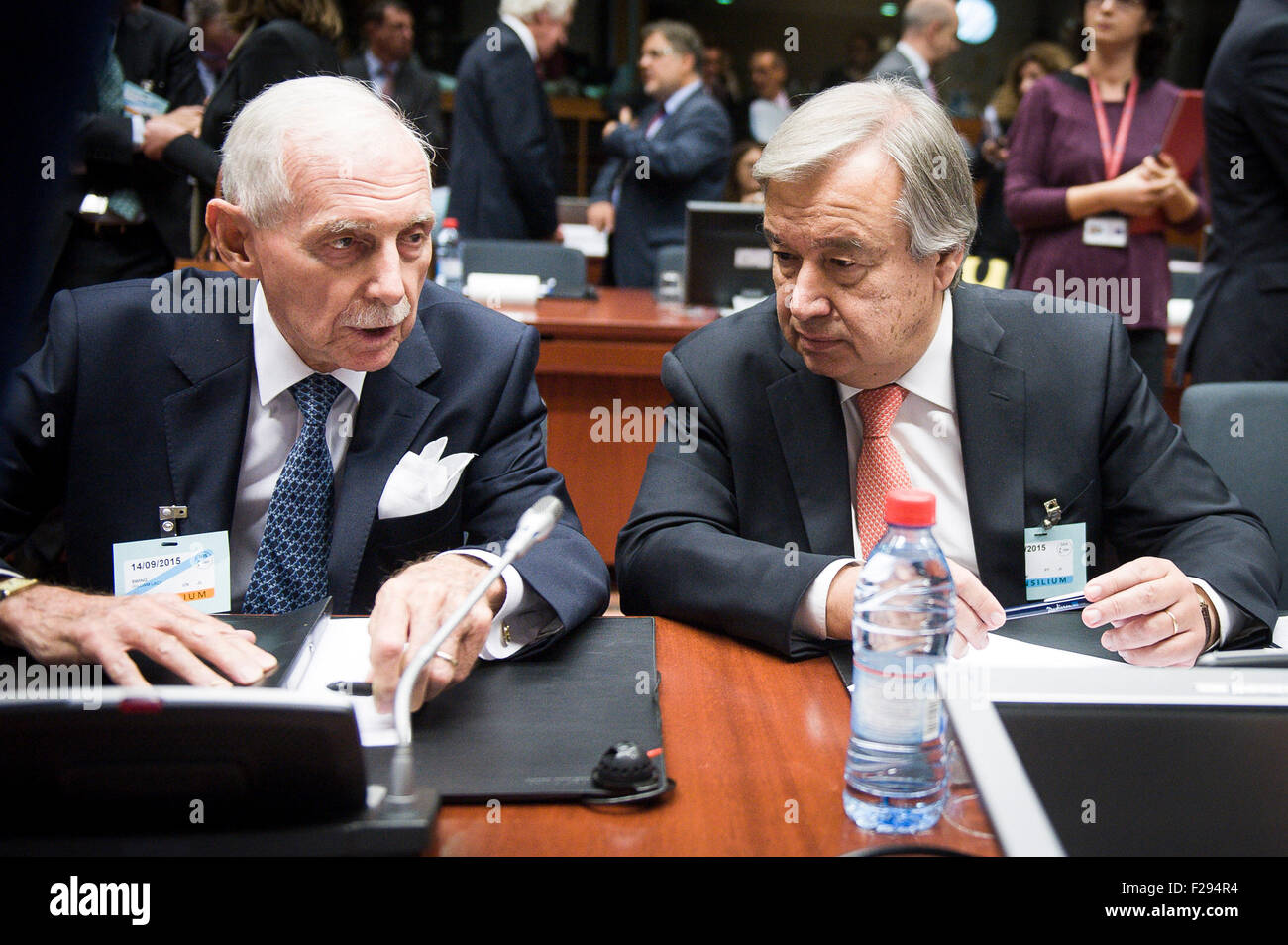 William Lacy Swing il direttore generale dell'Organizzazione internazionale per la migrazione (L) colloqui con alto commissario delle Nazioni Unite per i Rifugiati António Guterres prima del Consiglio straordinario Giustizia ed Affari interni sulla crisi in materia di immigrazione a livello europeo la sede del Consiglio a Bruxelles, in Belgio il 14.09.2015 da Wiktor Dabkowski Foto Stock