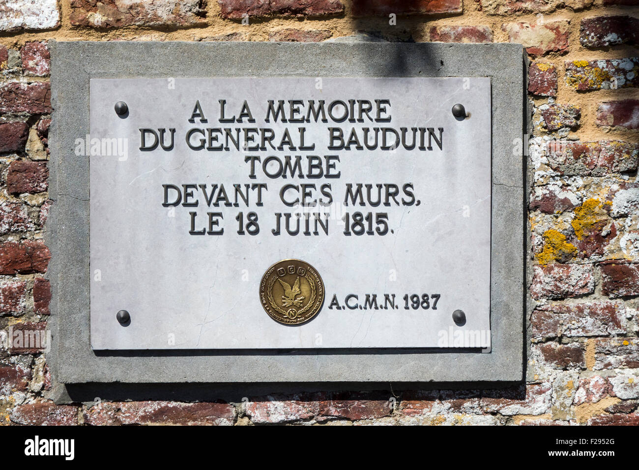 Targa commemorativa per il generale francese Bauduin sul muro del giardino della Château d'Hougoumont, 1815 Battaglia di Waterloo, Belgio Foto Stock