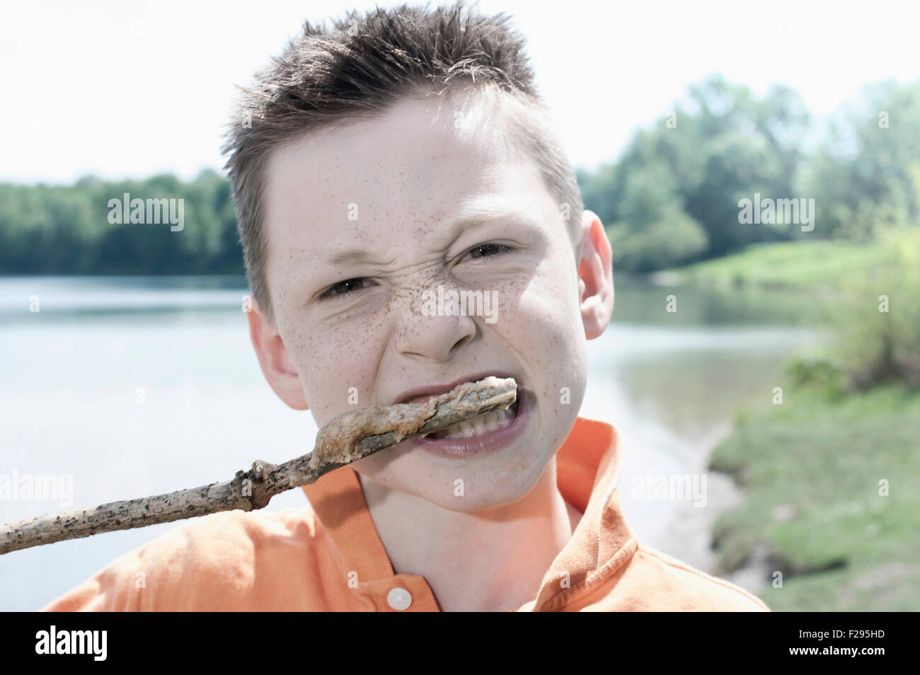 Close-up di un ragazzo di mangiare salsicce, Baviera, Germania Foto Stock