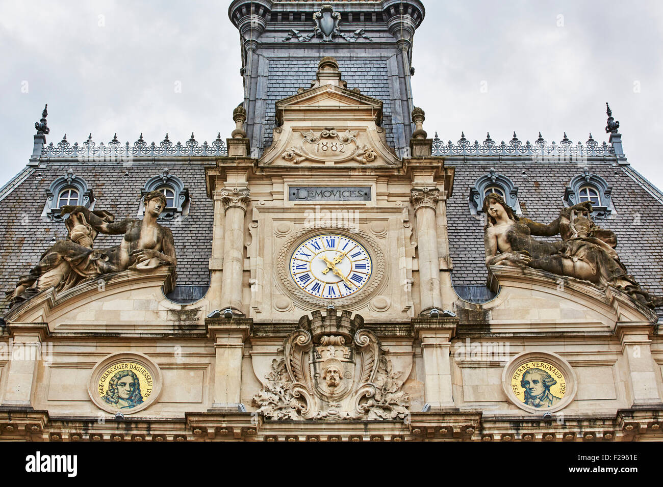 Vista ravvicinata dei dettagli decorativi del palazzo del municipio di Limoges, Haute-Vienne, Limousin, Francia. Foto Stock