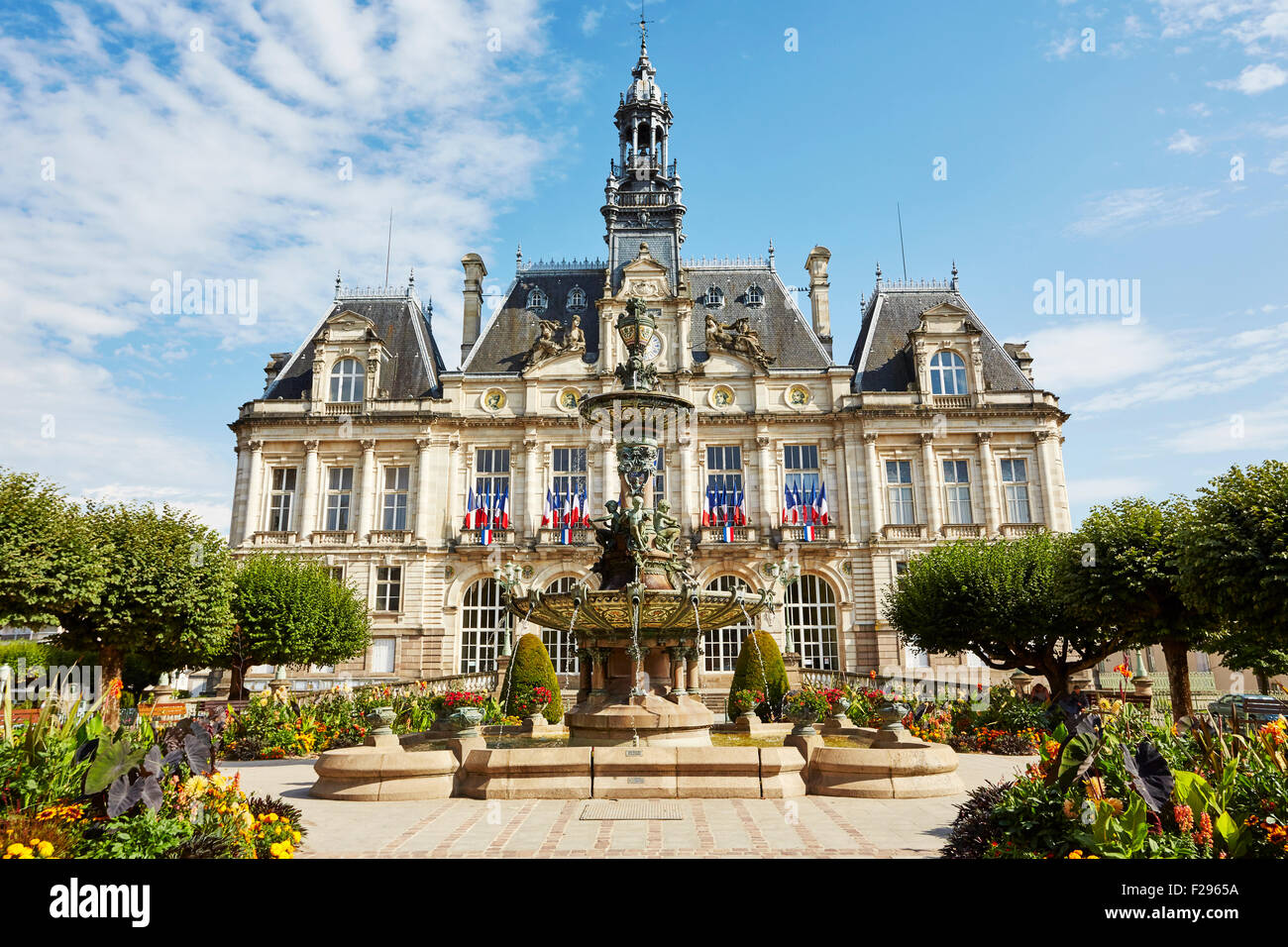 Il municipio e la fontana di Limoges, Haute-Vienne, Limousin, Francia. Foto Stock