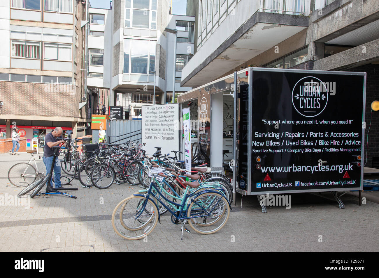 Cicli urbani shop presso le Università di Birmingham campus, Birmingham, Inghilterra, Regno Unito Foto Stock