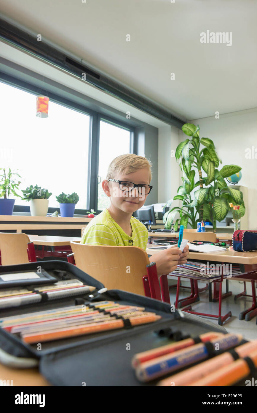 Ritratto di uno scolaro seduta in Aula, Monaco di Baviera, Germania Foto Stock