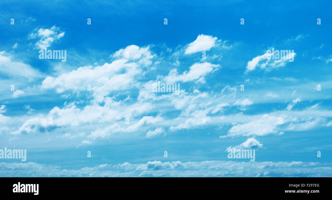 Cloudscape con cielo blu al giorno di sole Foto Stock