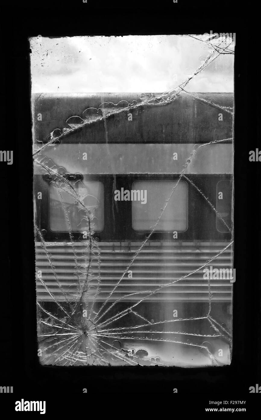 Dettaglio di un vetro rotto su un treno. Foto Stock