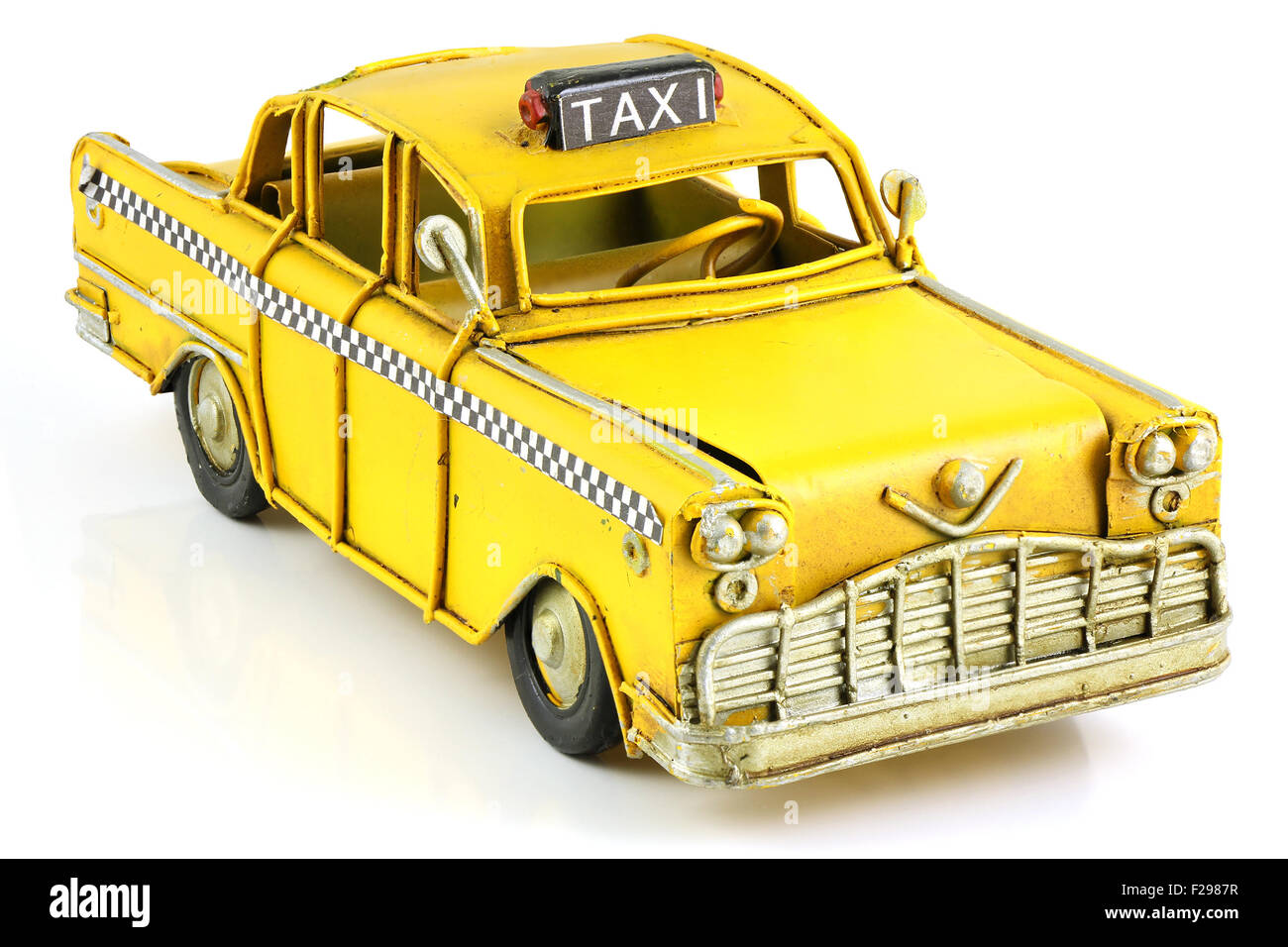 Vecchio giocattolo retrò Yellow taxi isolati su sfondo bianco Foto Stock
