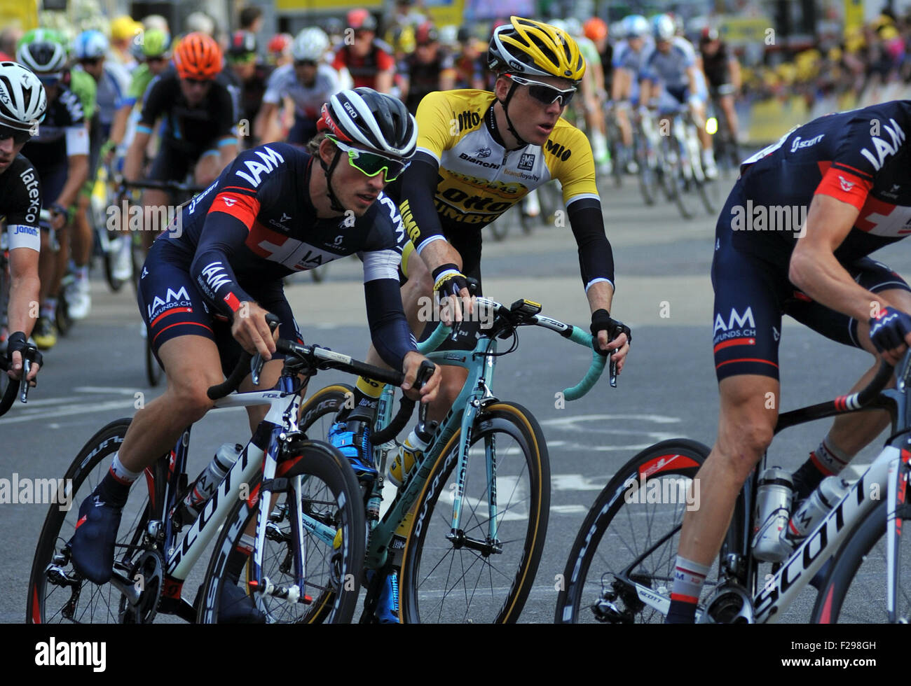 Londra, UK, 13 settembre 2015. Tour della Gran Bretagna, stadio 8. Sondre Holst Enger del Team IAM Escursioni in bicicletta in mezzo al peloton su Regent Street, nel centro di Londra. @ David Partridge / Alamy Live News Foto Stock