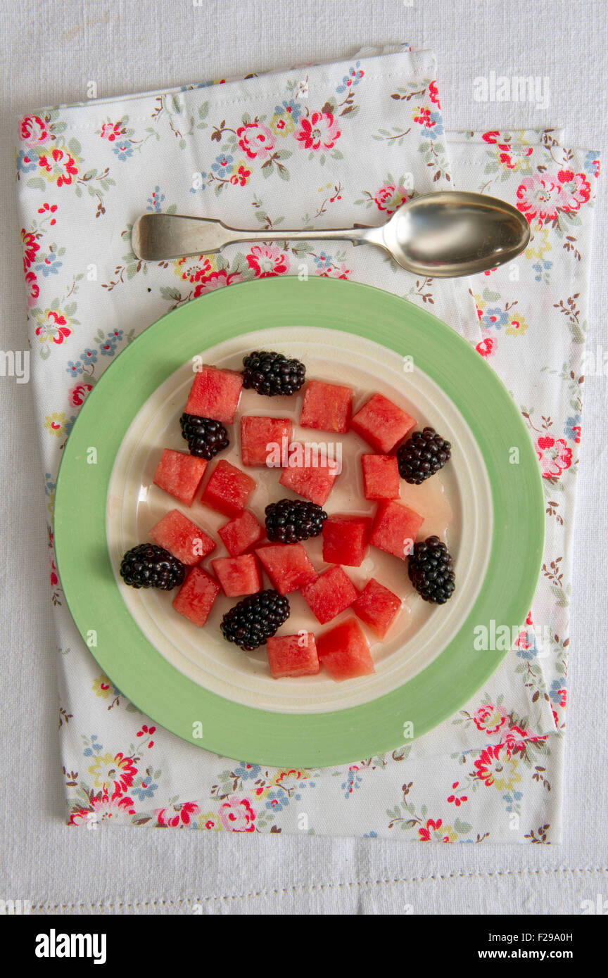 Un budino estivo con acqua melone e more. insalata di frutta un Regno Unito 'small piastra' 'insalata di frutta" Foto Stock