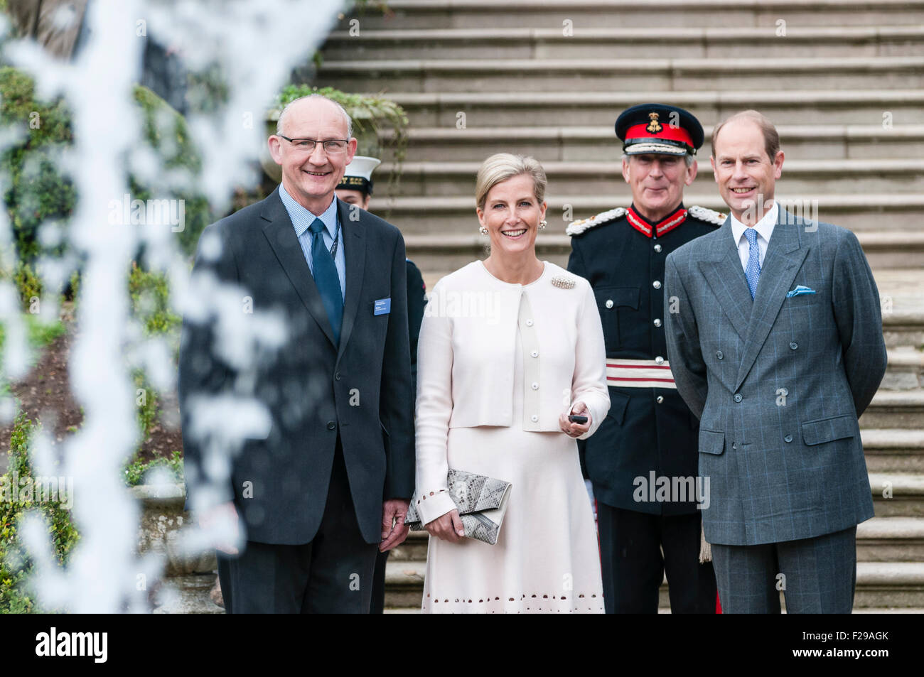 Hillsborough, Irlanda del Nord. 14 set 2015. Il conte e la Contessa di Wessex accendere la nuova fontana ornamentale a Hillsborough Palace castello utilizzando un telecomando Credit: stephen Barnes/Alamy Live News Foto Stock