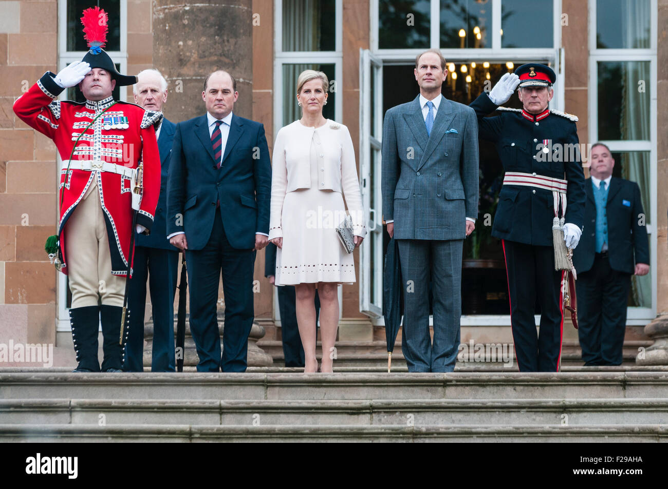 Hillsborough, Irlanda del Nord. 14 set 2015. Il conte e la Contessa di Wessex stand per l'Inno Nazionale in occasione dell'annuale Palazzo Hillsborough Castle Garden Party Credit: stephen Barnes/Alamy Live News Foto Stock