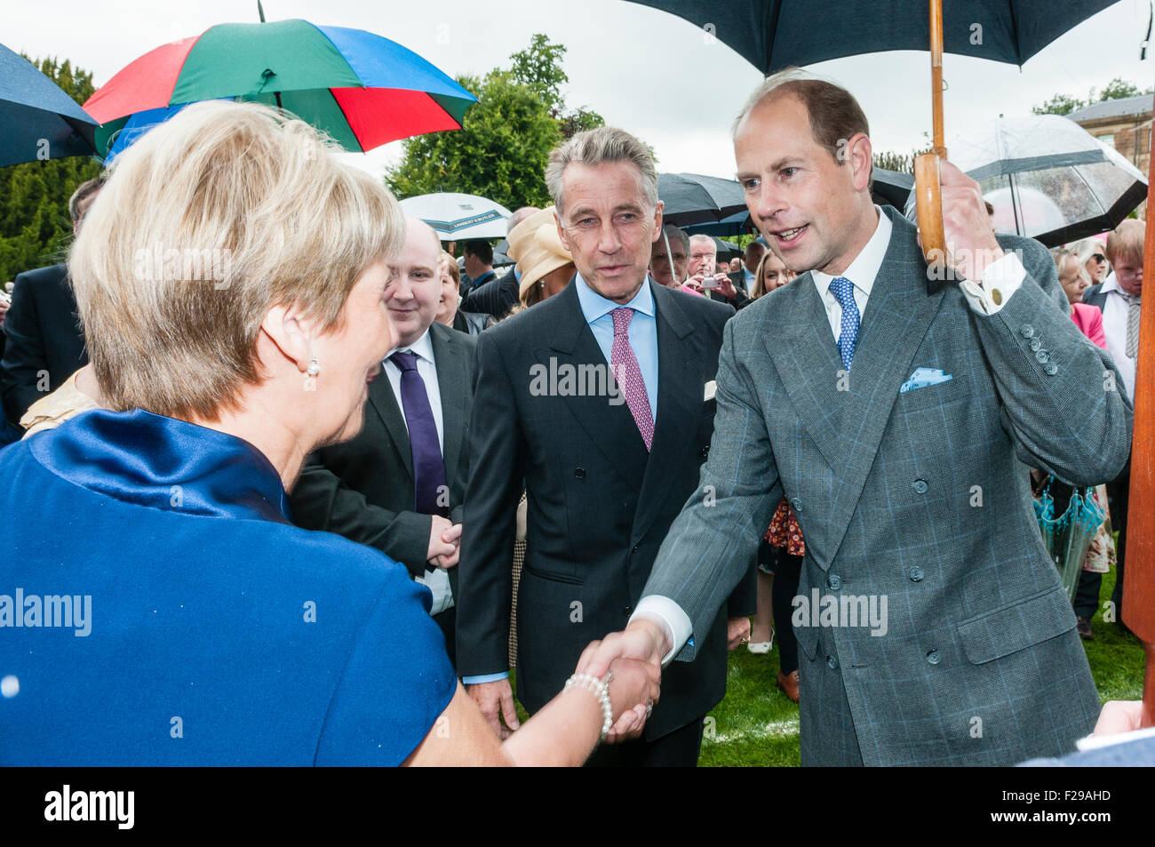 Hillsborough, Irlanda del Nord. 14 set 2015. Prince Edward, il conte di Wessex, parla con gli ospiti presso l'annuale Hillsborough party in giardino. Credito: Stephen Barnes/Alamy Live News Foto Stock