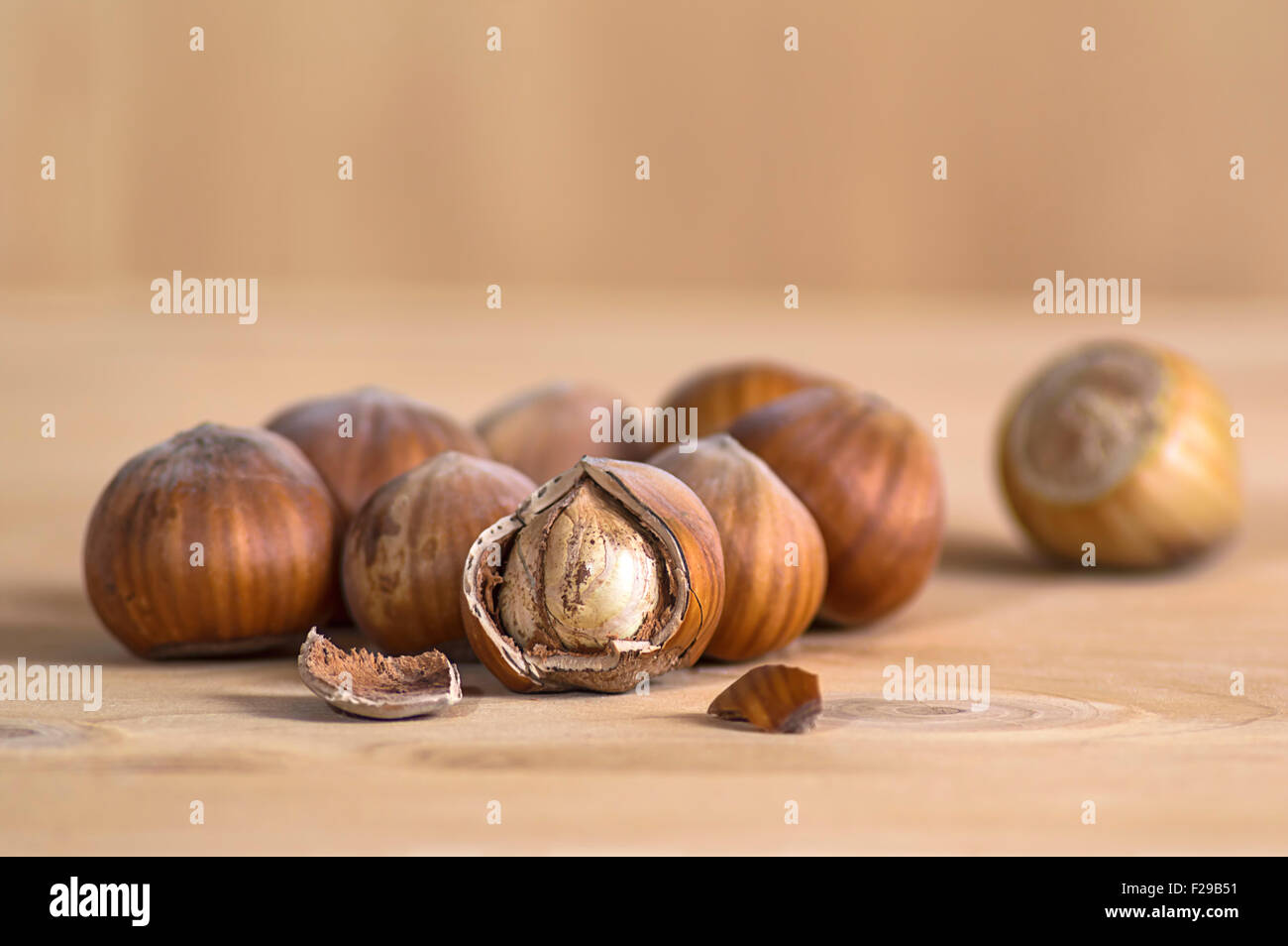 Fresca bruna nocciola su un tavolo di legno. Messa a fuoco selettiva. Foto Stock