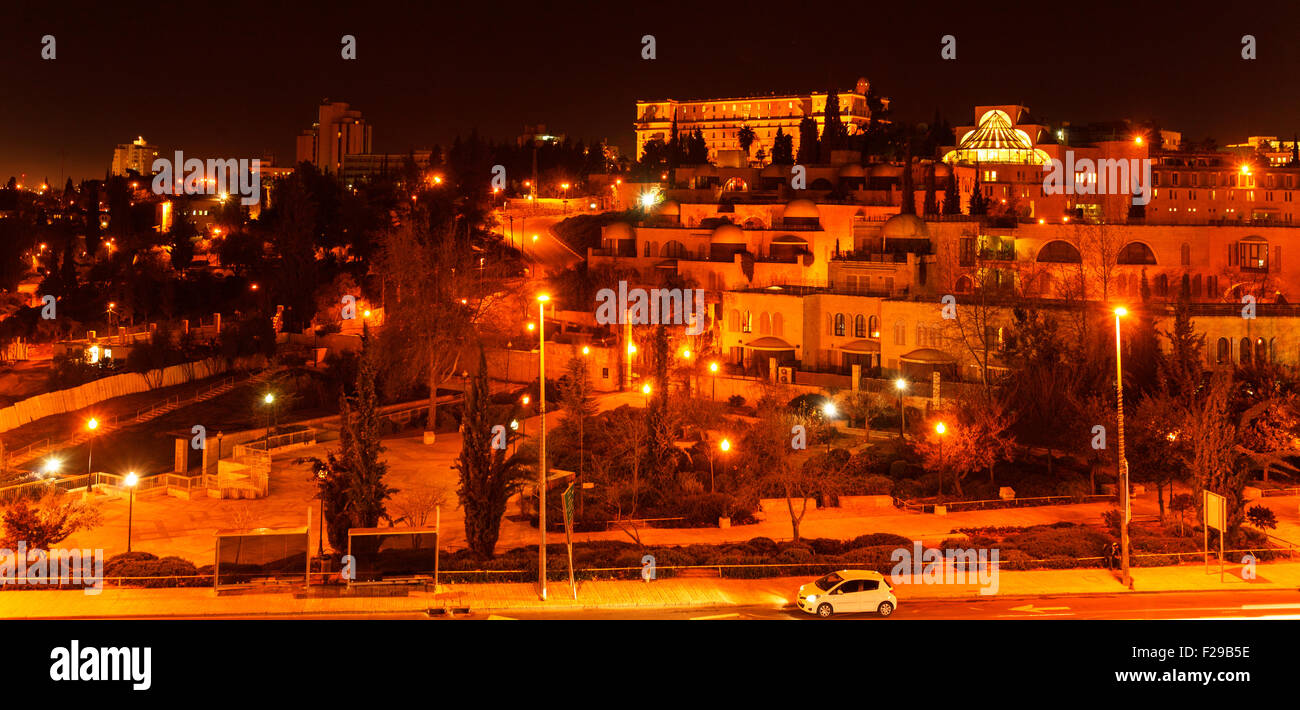 Vista notturna di Gerusalemme le strade con King David Hotel occupa un edificio Foto Stock