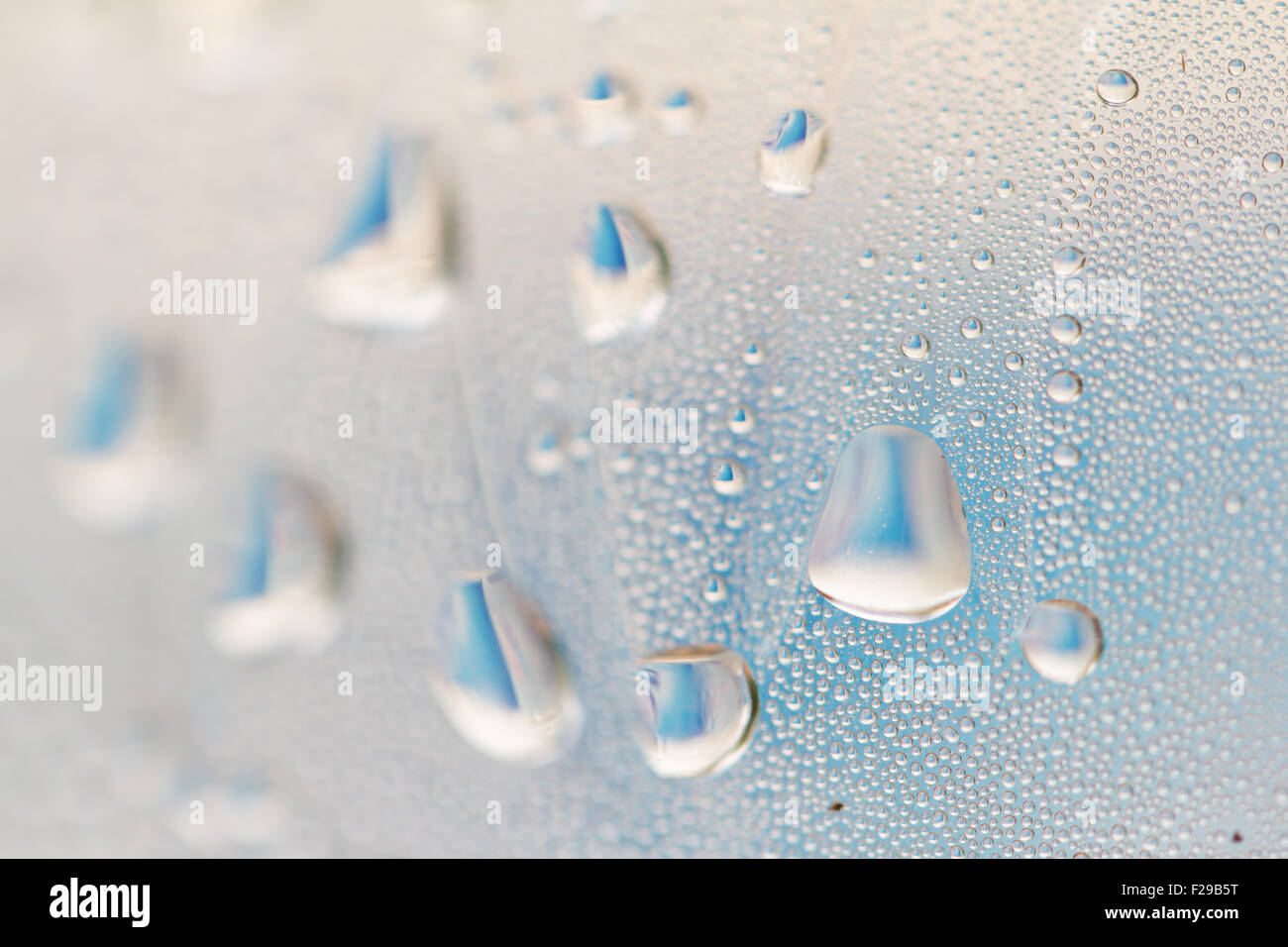 Gocce di acqua sul vetro Foto Stock