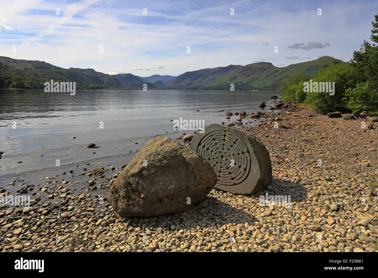 Il National Trust Millenium pietra a Calfclose Bay, Dewent acqua, Cumbria, Parco Nazionale del Distretto dei Laghi, Inghilterra, Regno Unito. Foto Stock