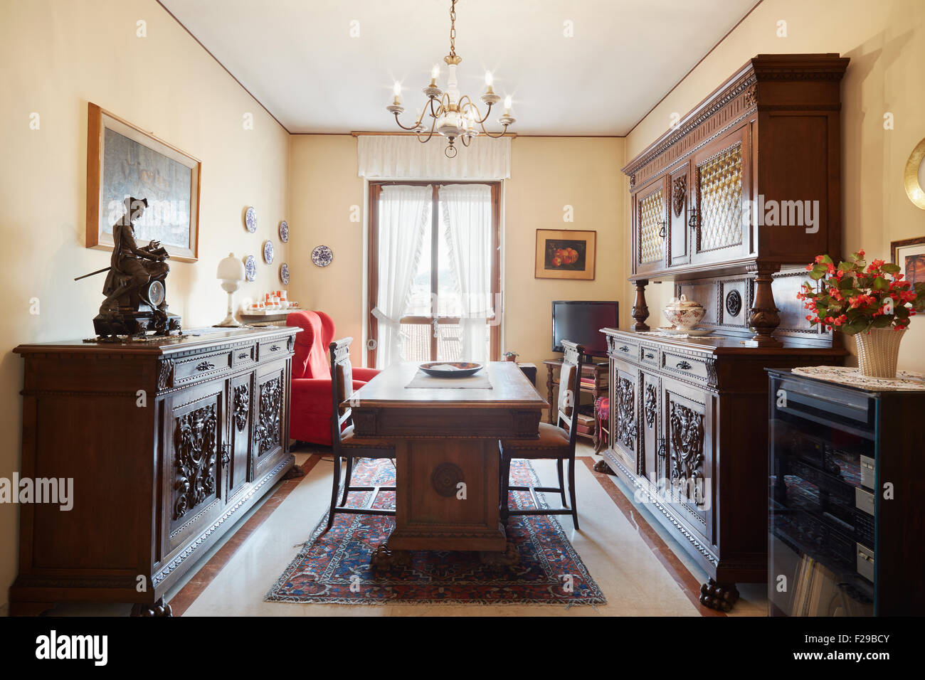 Sala da pranzo con antichità di interno iniziale Foto Stock