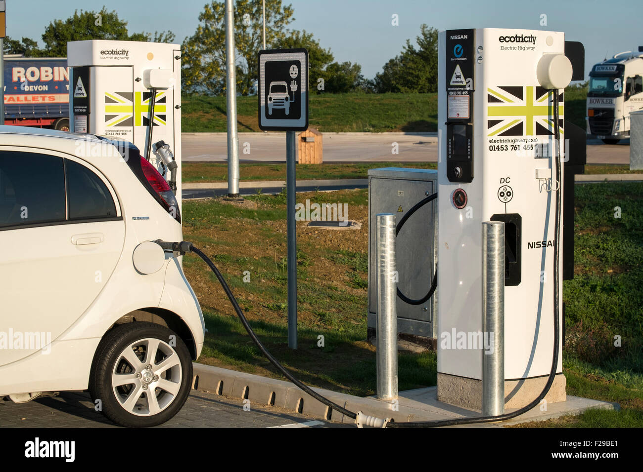 Auto elettrica ricarica a Gloucester Servizi sulla M5 utilizzando un Ecotricity 'pompa' Foto Stock