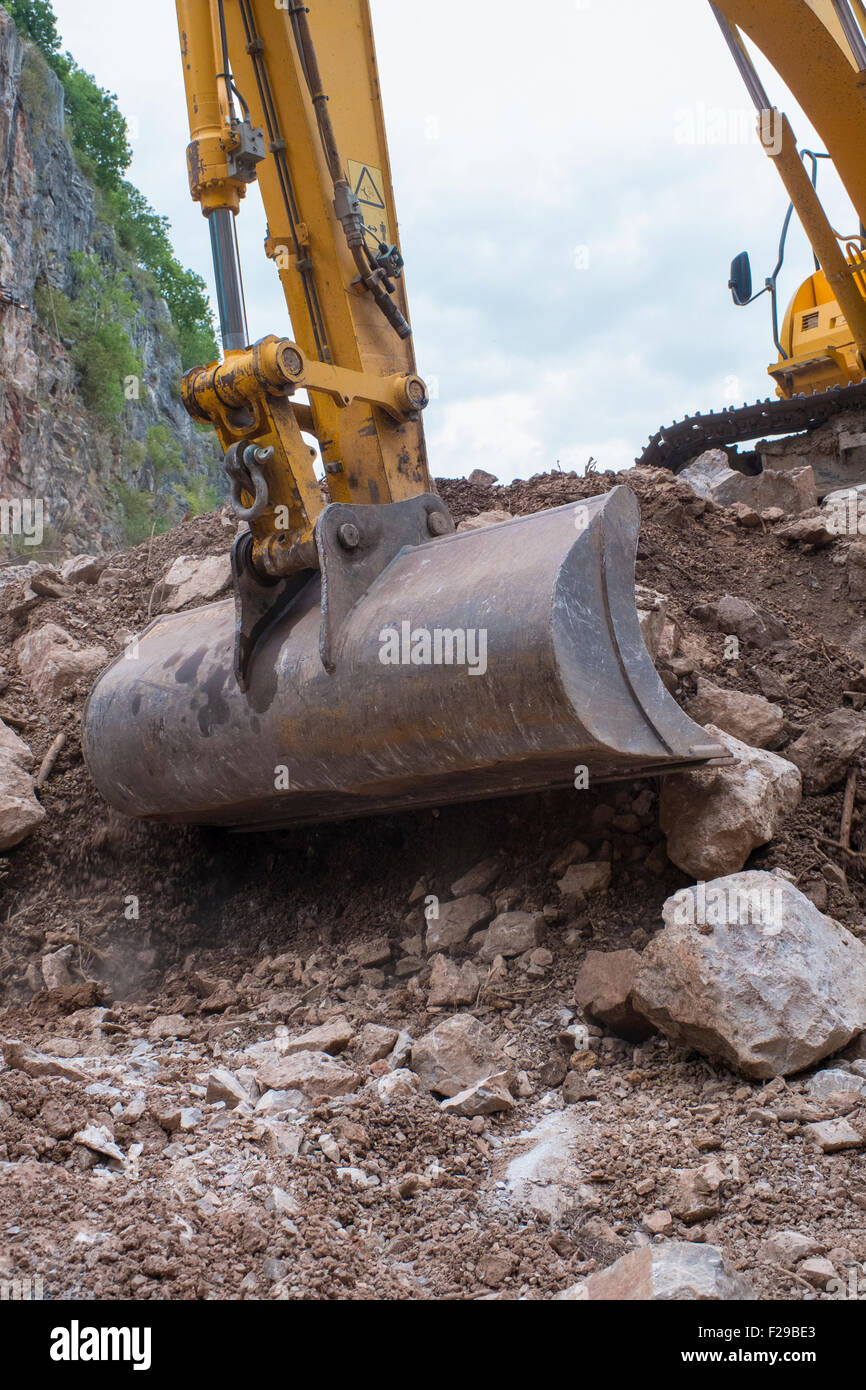 JCB escavatore roccia di scavo in una cava Foto Stock