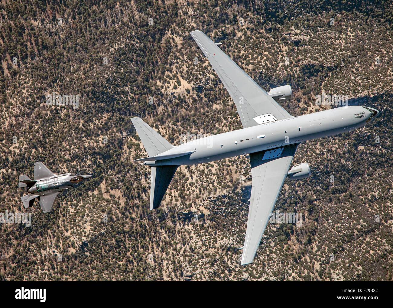 Una forza aerea italiana KC-767A aria tanker si prepara a effettuare il rifornimento di un Italiano costruito F-35un fulmine di aerei da combattimento durante la loro prima prova sortie 9 settembre 2015 su Edwards Air Base, California. Foto Stock Una forza aerea italiana KC-767A aria tanker si prepara a effettuare il rifornimento di un Italiano costruito F-35un fulmine di aerei da combattimento durante la loro prima prova sortie 9 settembre 2015 su Edwards Air Base, California. Foto Stock